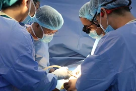 Mẹ hiến tạng cứu con gái 11 tuổi suy thận mạn giai đoạn cuối