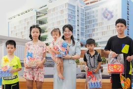 'Trung thu yêu thương' mang niềm vui cho bệnh nhi, xoa dịu nỗi đau bệnh tật