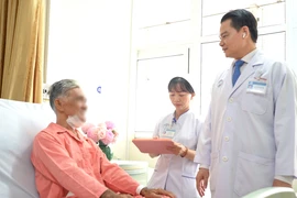 6 năm chịu đựng biến chứng lộ toàn bộ nẹp vít sau mổ khối u xương hàm