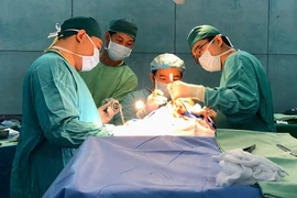 Bé trai bỗng méo đầu sau sinh, bác sĩ xác định bị dính khớp sọ phải mổ não