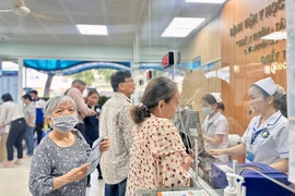 Người dân vui mừng vì được tặng thẻ BHYT và khám, phát thuốc miễn phí