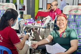 Nhiều người tham gia hiến gần 300 đơn vị máu tại ngày hội Chủ nhật Đỏ