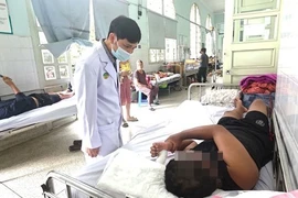 Bé trai bỏng nặng, phải nhập viện do chơi pháo tại nhà