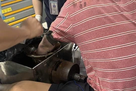 Đang vệ sinh máy thì bị máy xay thịt cuốn nát bàn tay 