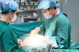 Thiếu nữ 17 tuổi nhập viện với 3 vết thương đâm thấu bụng nguy kịch 