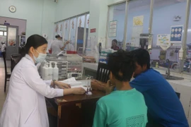 Bé trai nguy kịch vì tăm tre đâm thủng tim, tràn mủ màng tim hiếm gặp