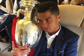 Ronaldo ôm khư khư cúp vô địch trên chuyến bay về nhà