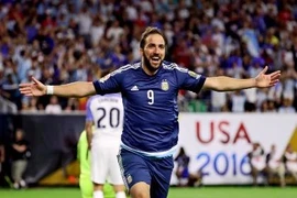 Vừa bán Pogba, Juventus mua Gonzalo Higuain với giá kỷ lục