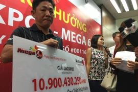 Clip: Người không đeo mặt nạ nhận giải Vietlott nói gì?