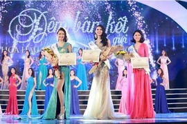 Thí sinh Hoa hậu Bản sắc Việt múa kiếm trên sân khấu
