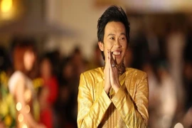 Hoài Linh sở hữu nút Play mạ bạc từ YouTube