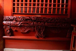Đền Phù Đổng bị sơn lòe loẹt, nham nhở