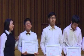 Bé Bôm con trai Quốc Tuấn nhận thêm học bổng âm nhạc