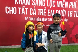 Trẻ em vừa khám tim vừa cổ vũ bóng đá