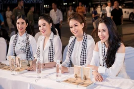Ngắm dàn hoa hậu, người đẹp ký tặng sách
