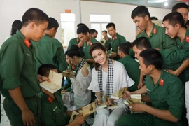Dàn người đẹp giữa vòng vây bộ đội 