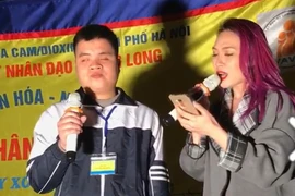 Hà Nội quản chặt người khuyết tật hát rong ở vỉa hè