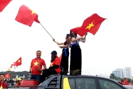 Cổ động viên nữ cuồng nhiệt 'hâm nóng' sân Mỹ Đình