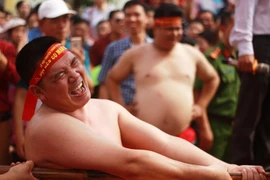 Độc đáo Lễ hội trai tráng kéo co ngồi