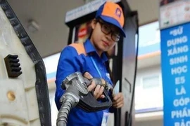 Mỗi lít xăng E5 tăng hơn 600 đồng, xăng A95 thêm 718 đồng sau điều chỉnh giá từ 17h chiều 17-7).