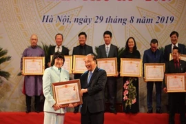 Thủ tướng: Có một số biểu hiện bóp méo lịch sử trong sáng tác