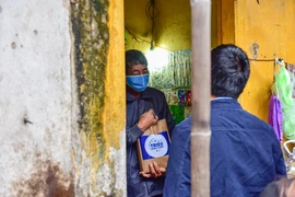 'Xóm chạy thận' chộn rộn vì được trao thực phẩm tận tay 