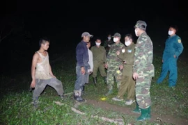 Lực lượng biên phòng kiểm tra trên các đường mòn lối mở. Ảnh VT