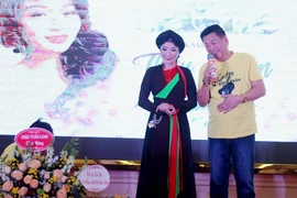 Bán sách và tranh thư pháp ủng hộ đồng bào miền Trung