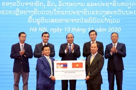 Việt Nam tặng Lào 1.000 tấn gạo khắc phục hậu quả thiên tai 