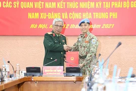 Thượng tướng Nguyễn Chí Vịnh trao quyết định cho Trung tá Trần Đức Hưởng. Ảnh: MOD