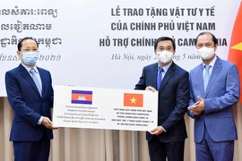 Việt Nam trao tặng vật tư, trang thiết bị y tế cho Campuchia