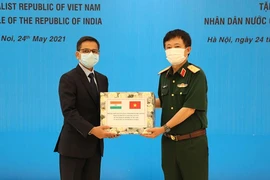 Bộ Quốc phòng tặng trang thiết bị phòng, chống dịch cho Ấn Độ