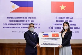 Việt Nam trao tượng trưng 200 tấn gạo hỗ trợ Philippines khắc phục hậu quả bão 