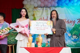 Lâm Thu Hồng mua đấu giá cặp lục bình đá quý gây quỹ ủng hộ trẻ em 