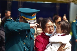 Lễ tang phi công hy sinh, nghẹn lòng nghe tiếng gọi: 'Duy ơi, về với mẹ'