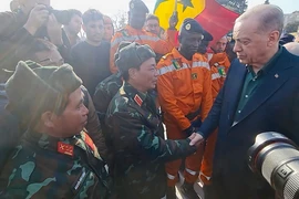 Tổng thống Thổ Nhĩ Kỳ thăm đội cứu hộ, cứu nạn QĐND Việt Nam