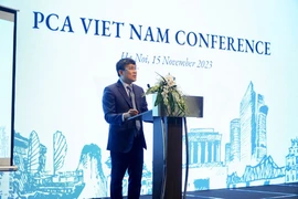 Thứ trưởng Thường trực Bộ Ngoại giao Nguyễn Minh Vũ phát biểu tại hội thảo.