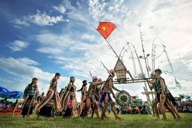 Đồng bào sáu tỉnh, thành phố tham gia trình diễn cây nêu tại Hà Nội