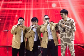 Đen Vâu cùng nhóm MTV lần đầu tiên biểu diễn live 'Trốn tìm' trong 'Hoa xuân ca'