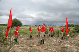 Công binh Việt Nam sửa đường cho người dân châu Phi, hưởng ứng Ngày thành lập Đoàn 