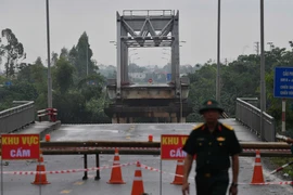 Bộ Quốc phòng chỉ đạo thi công cầu phao ở Phong Châu để giao thông thông suốt, an toàn