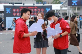 Giới trẻ 'đu' theo 'Anh trai say hi' để kiếm thêm thu nhập