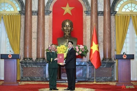 Chủ tịch nước Lương Cường trao quyết định thăng quân hàm Thượng tướng đối với ông Lê Quang Minh