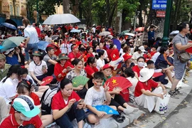 'Khối yêu nước' trải bạt, che ô chờ xem Tổng hợp luyện trên Quảng trường Ba Đình