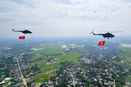 Video đội hình trực thăng mang cờ Đảng, cờ Tổ quốc hướng về Quảng trường Ba Đình