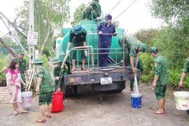 Bộ đội Biên phòng đưa nước sạch đến với hơn 100 hộ dân vùng lũ 