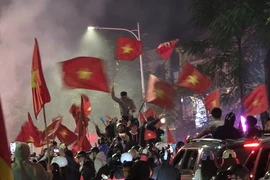 Người Hà Nội đổ ra đường, phố phường rộn tiếng ca mừng Việt Nam vô địch