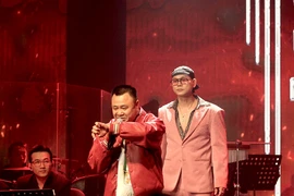 NSND Tự Long và Phan Đinh Tùng diễn kịch phong cách 'Ơn giời cậu đây rồi'