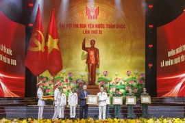 Lãnh đạo Đảng, Nhà nước trao danh hiệu Anh hùng tặng các tập thể, cá nhân