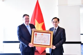 Đại sứ Mỹ tại Việt Nam Marc Evans Knapper nhận Huân chương Hữu nghị